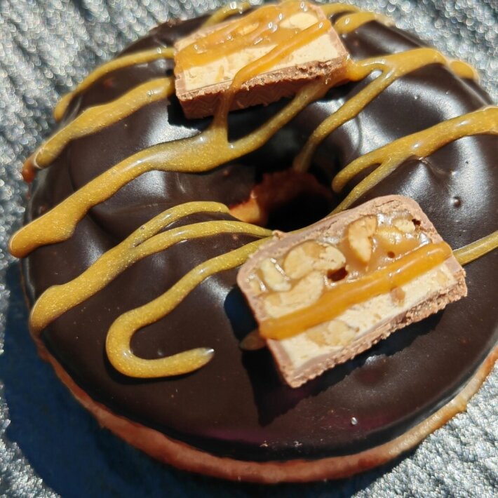 Донат Сникерс