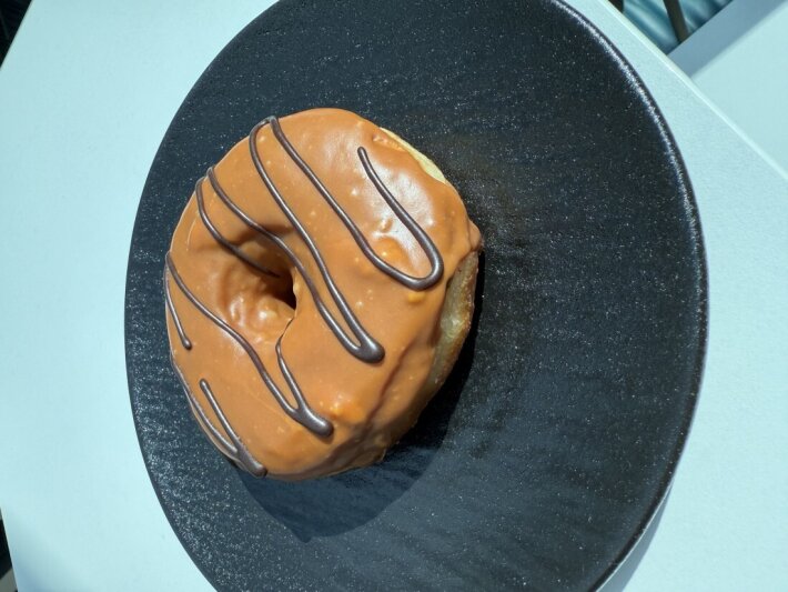 Донат карамель арахис