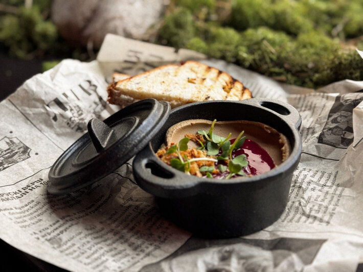 Паштет из куриной печени с пряным конфитюром из лесной малины
