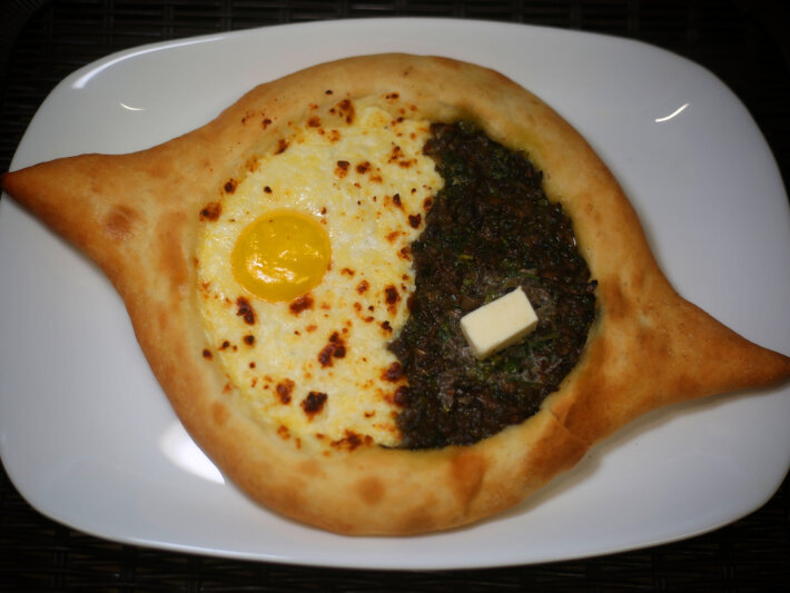 Аджарский хачапури с грибами и сыром