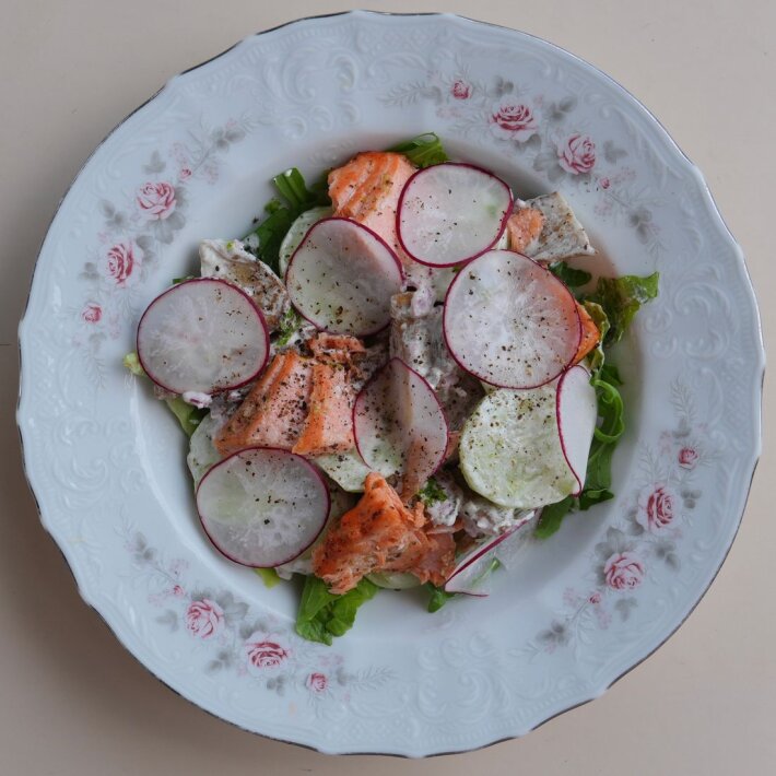 Салат с лососем, овощами и сметанным соусом
