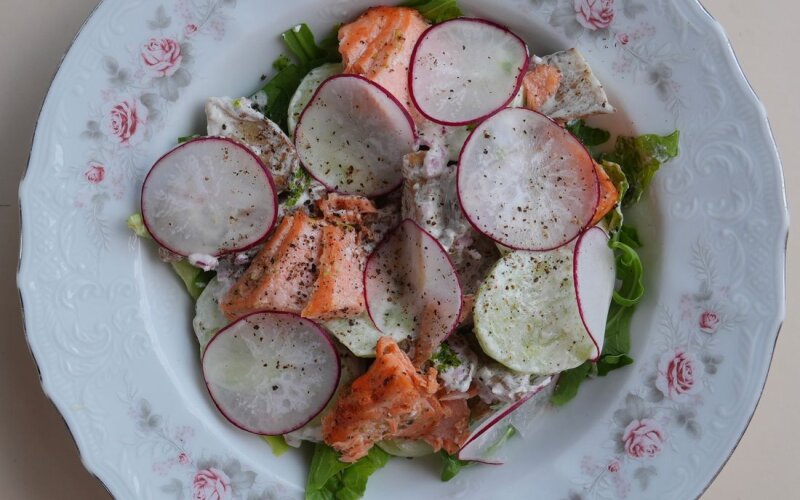 Салат с лососем, овощами и сметанным соусом