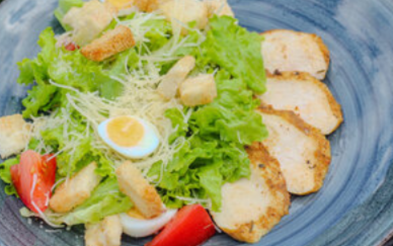 Салат с цыпленком и соусом «Цезарь»