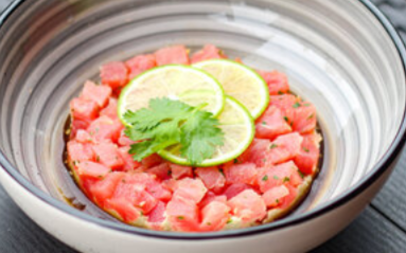 Тартар из тунца с кремом из авокадо