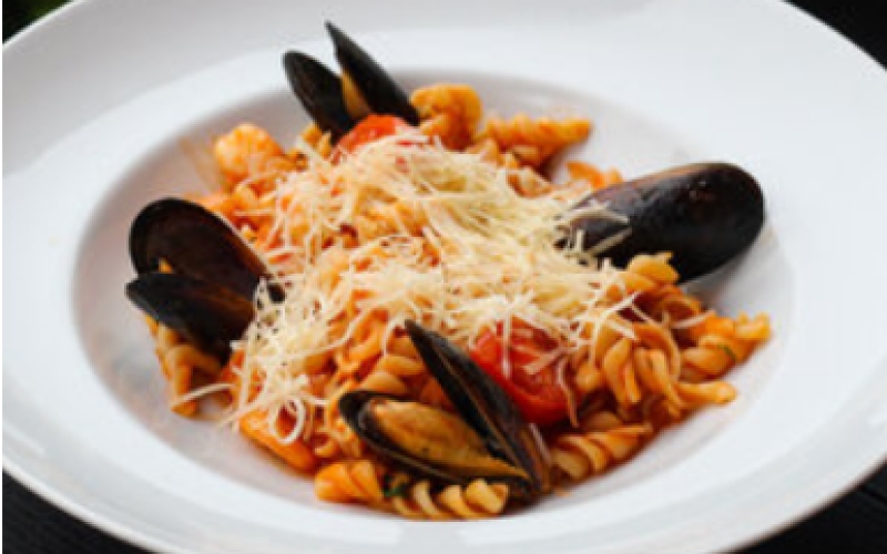 Фузилли с морепродуктами в неаполитанском соусе
