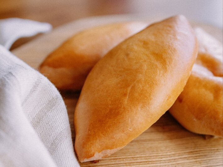 Пирожок с яблочным повидлом