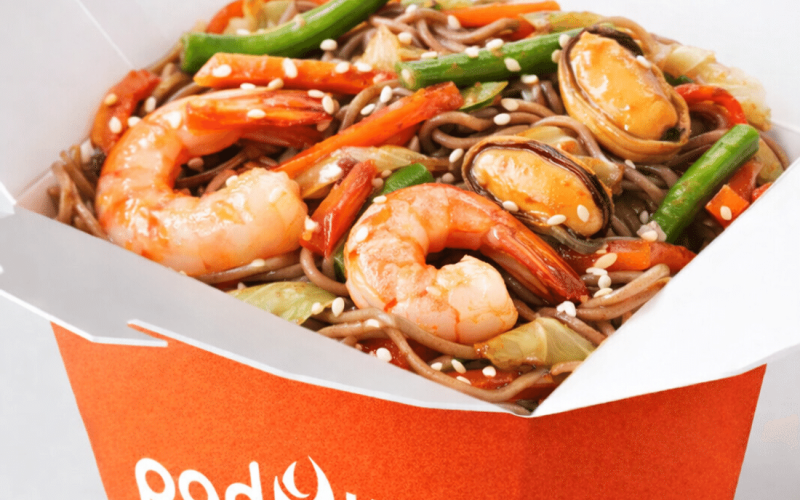 Морепродукты в кисло-сладком соусе с лапшой соба