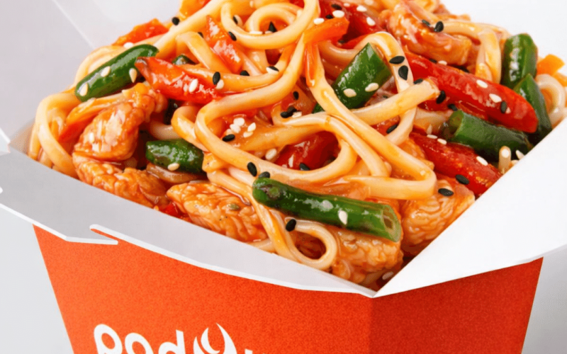 Свинина в кисло-сладком соусе с лапшой удон