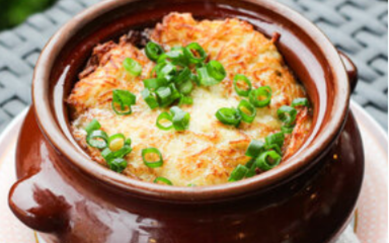 Драники с мачанкой в горшочке