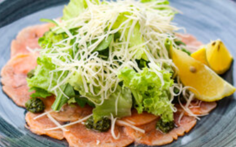 Карпаччо из лосося с соусом «Песто»