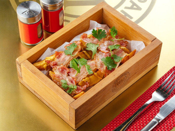 Картофельные дольки с беконом