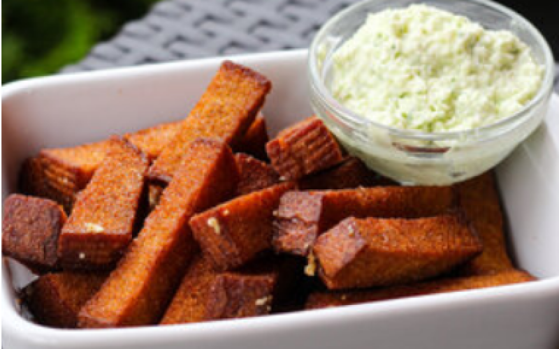 Чесночные гренки с сырным соусом