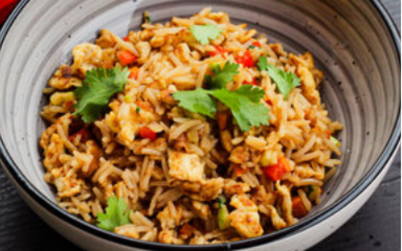 Жареный рис с яйцом и овощами