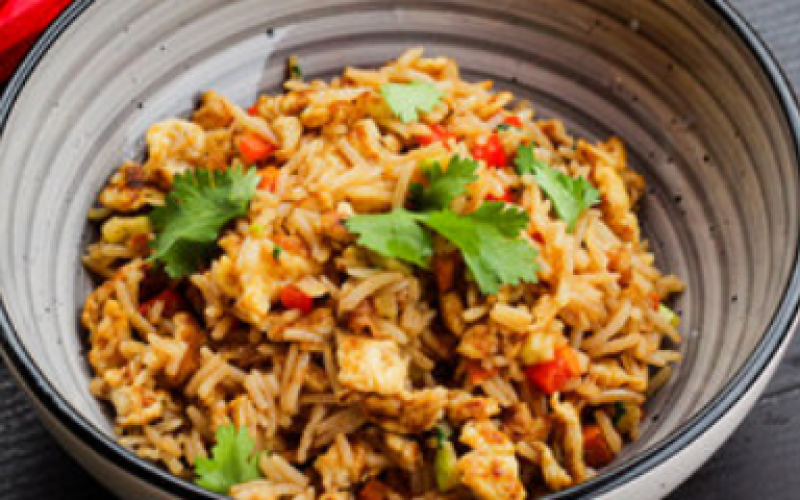 Жареный рис с яйцом и овощами