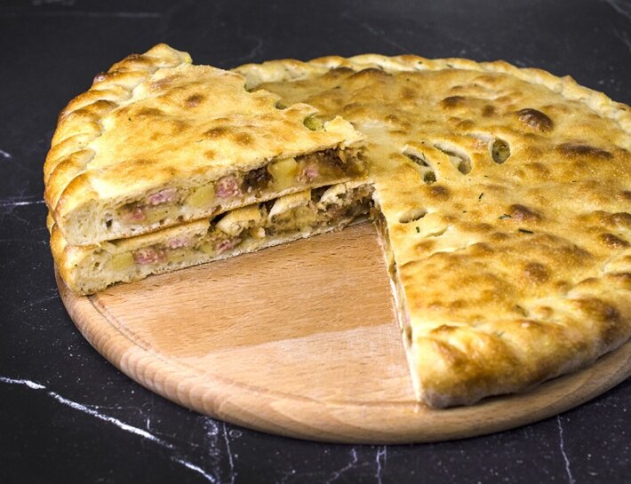 Пирог со свининой, картофелем и обжаренным луком