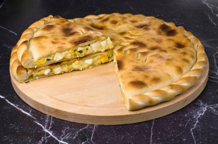 Пирог с яйцом, сыром и зеленым луком