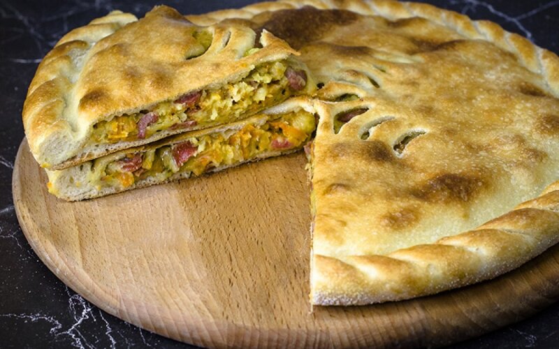 Пирог с баварскими колбасками и картофелем