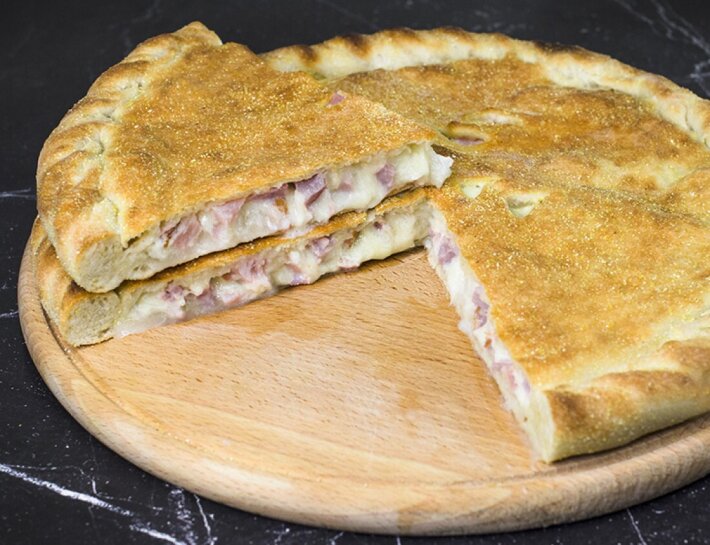 Пирог с грудинкой, сыром, сметаной и луком