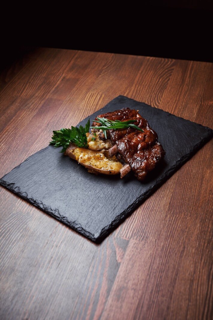 Томлёные рёбра с толчёным картофелем