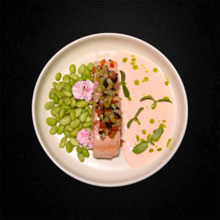 Лосось конфи с овощной сальсой и бобами эдамамэ