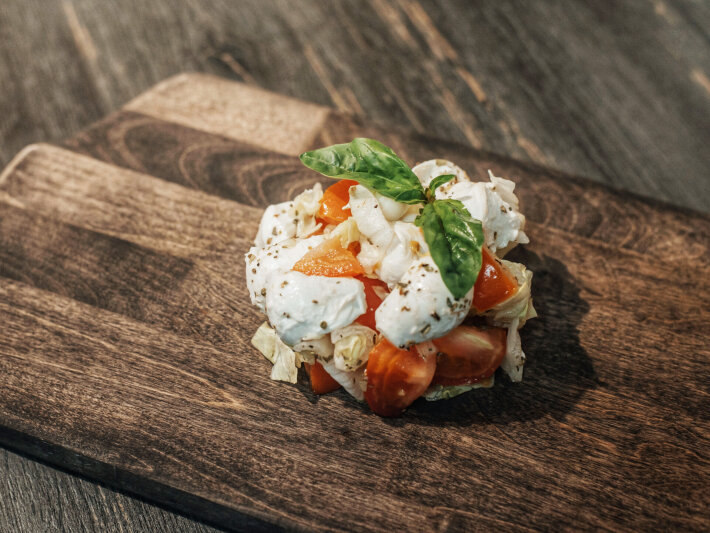 Капрезе с моцареллой