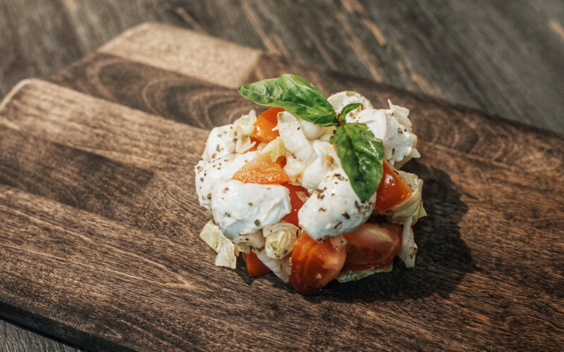 Капрезе с моцареллой