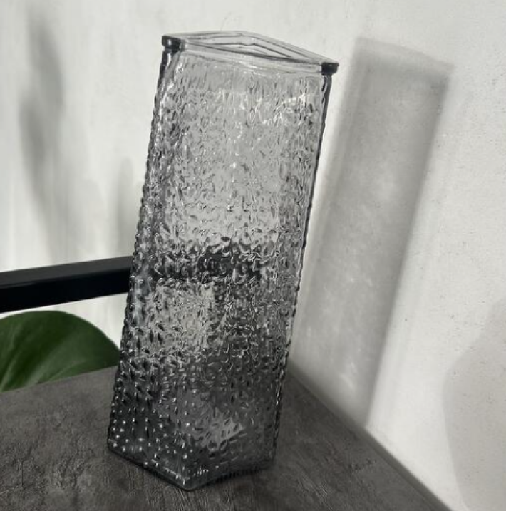 Ваза треугольной формы