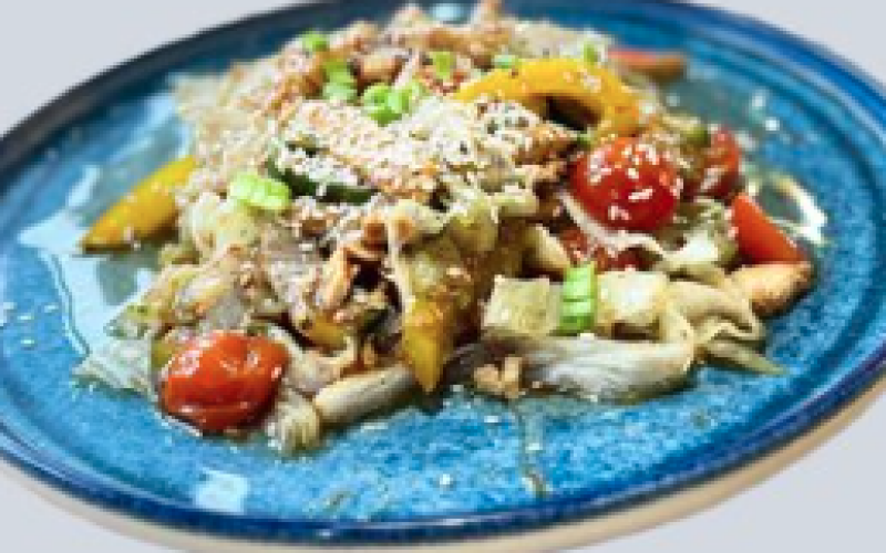 Теплый салат с курицей