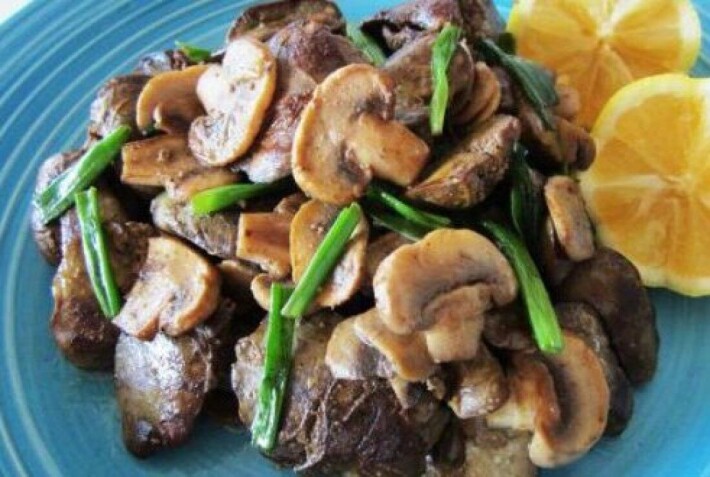 Бефстроганов из куриной печени с грибами