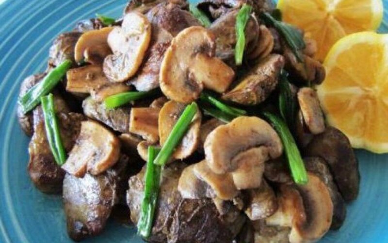 Бефстроганов из куриной печени с грибами
