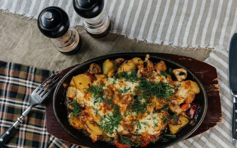 Сковородка с цыпленком и картофелем
