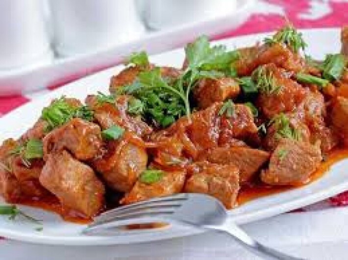 Мясная поджарка с луком и томатом
