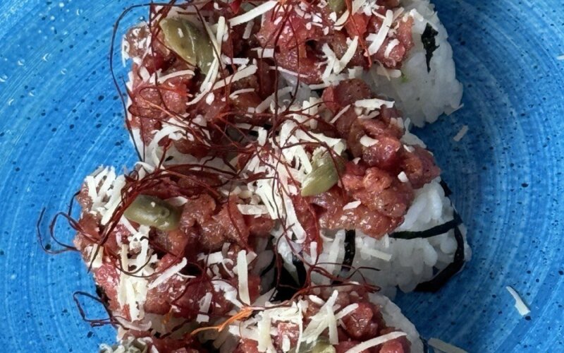 Ролл с тартаром из говядины