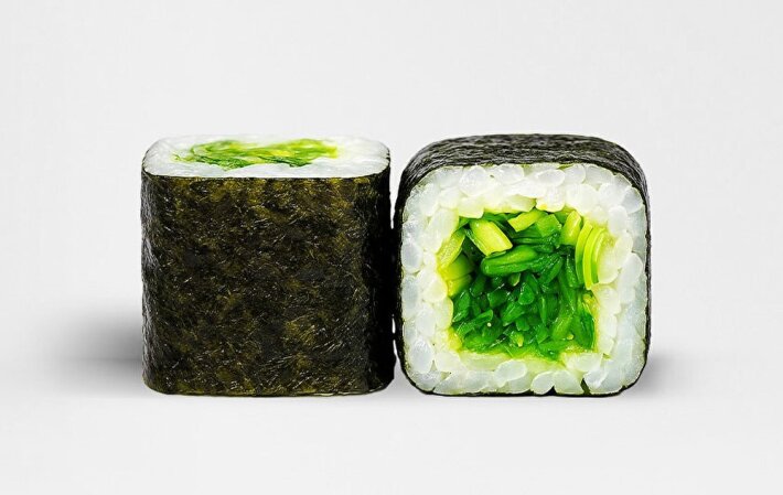 Маки ролл с салатом «Чука»