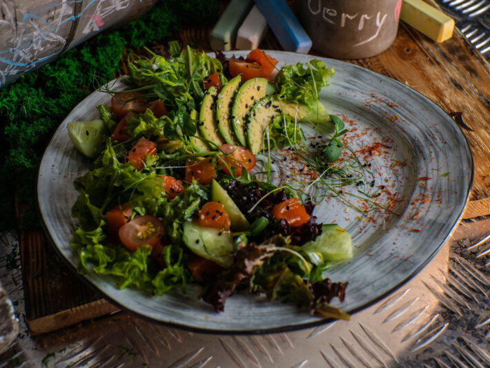 Салат со слабосолёным лососем