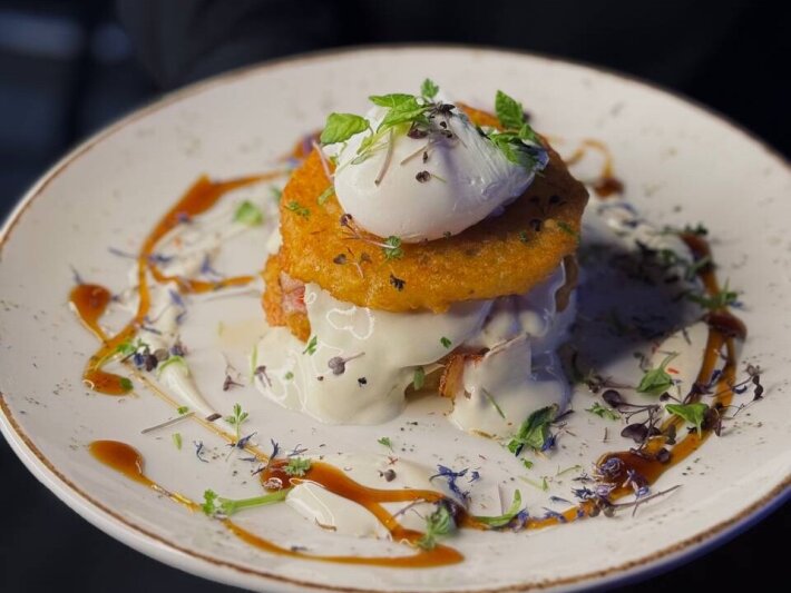 Драники с лососем в соусе «Аншуад»