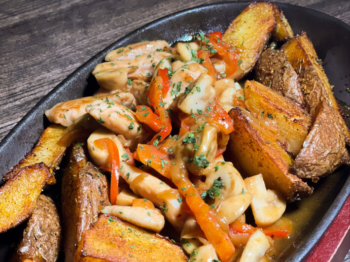 Сковордка с курицей в пикантном соусе