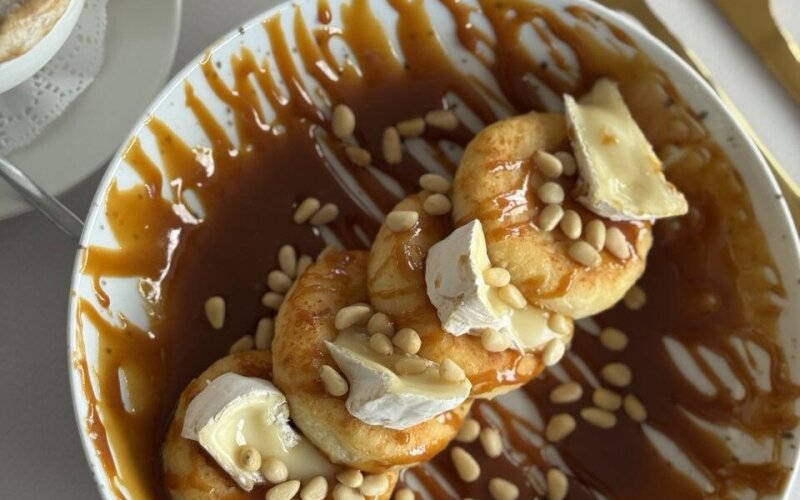 Сырники с сыром «Камамбер» и солёной карамелью
