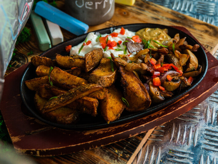 Сковородка с говядиной в сливочном соусе