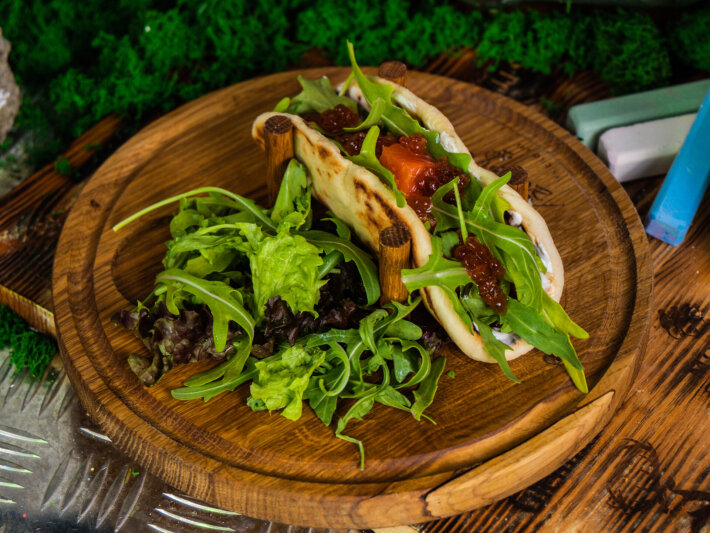 Тако с лососем и красной икрой