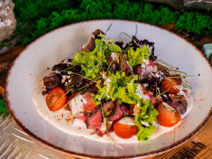 Тёплый салат с говяжьей вырезкой