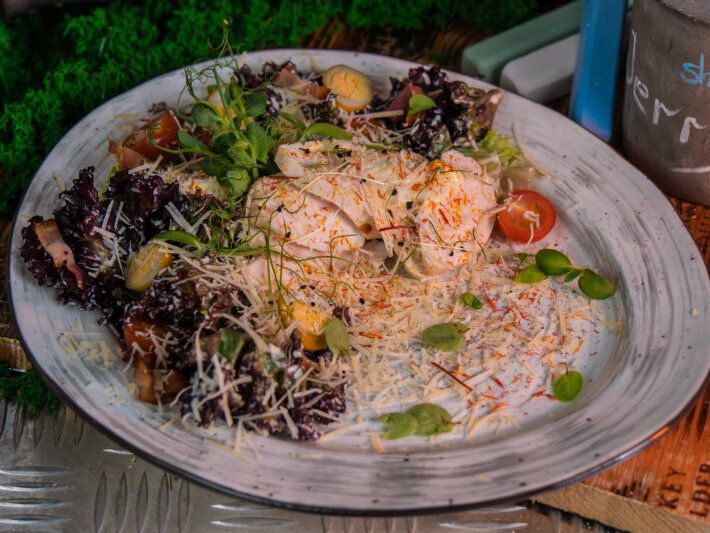 Салат «Цезарь» с чипсами из бекона