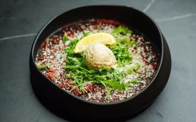 Карпаччо из говядины с мороженым из белых грибов