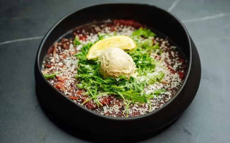 Карпаччо из говядины с мороженым из белых грибов