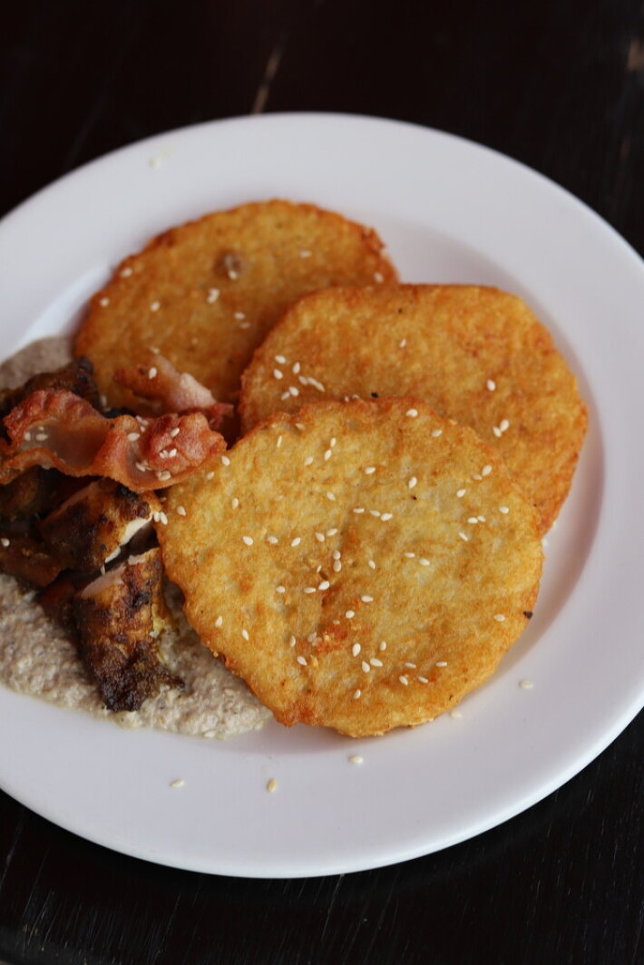 Драники с курицей, беконом и грибным соусом