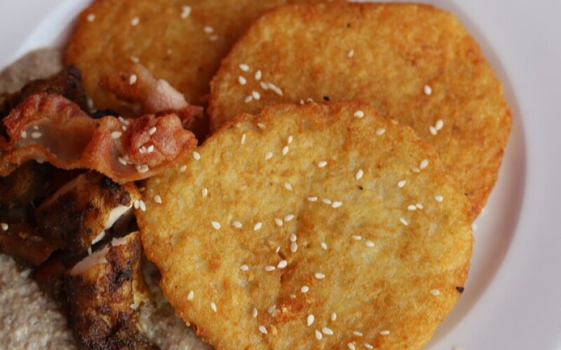 Драники с курицей, беконом и грибным соусом
