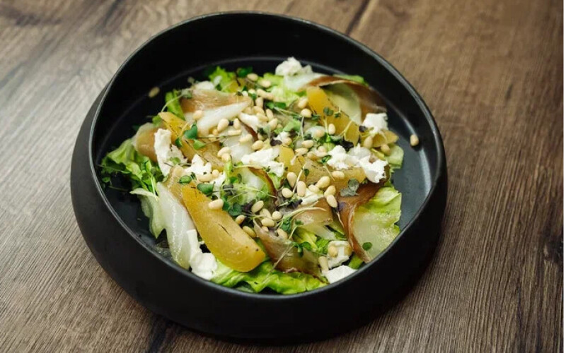 Салат с пармой и персиком