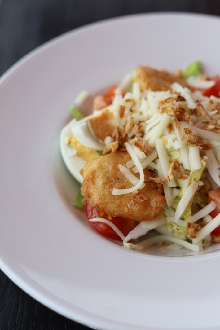 Салат с помидором и курицей