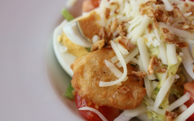 Салат с помидором и курицей