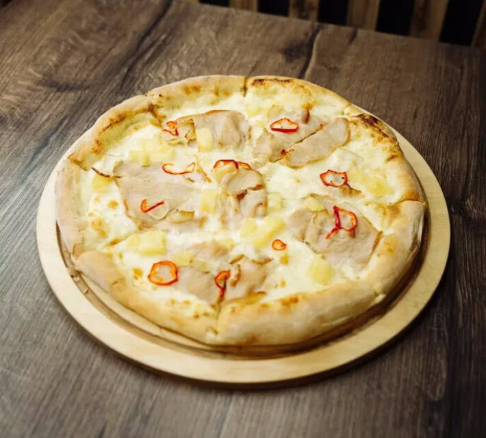 Пицца с цыпленком и ананасом